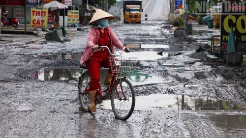 Việc đường xuống cấp, hư hỏng ảnh hưởng đến đời sống, sinh hoạt của người dân hai bên tuyến đường.