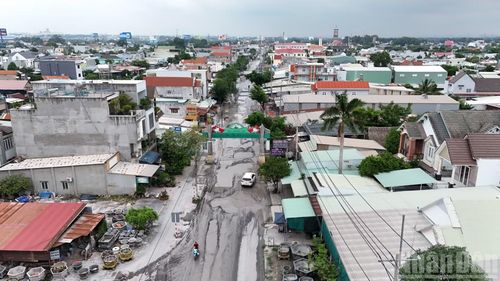 Ngày nào tuyến đường chưa được sửa chữa, người dân nơi đây vẫn phải gánh chịu những hệ lụy, nắng bụi, mưa lầy lội.