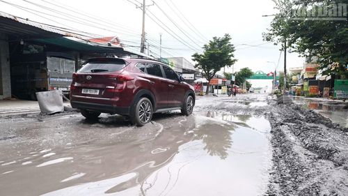 Phương tiện lưu thông qua khu vực đường hư hỏng gặp nhiều khó khăn.