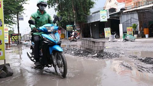 Ông Nguyễn Đình Quảng, người dân sống ngay tuyến đường Bưng Môn chia sẻ: Những hôm trời nắng bụi còn đỡ, trời mưa như mấy hôm nay đường lầy lội, người dân đi lại khó khăn, như bên này đường qua bên kia đường cũng lấm lem bùn. Từ ngày thi công dự án cao tốc gần khu vực này, xe tải hạng nặng chạy cả ngày lẫn đêm phá nát tuyến đường.