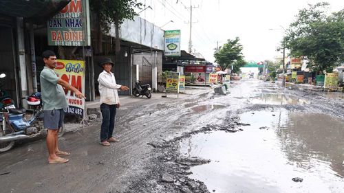Người dân ở đây đã khổ, các hộ dân thuê mặt bằng kinh doanh trên tuyến đường này cũng đang bị ảnh hưởng do vắng khách. Anh Nguyễn Ba Đình cho biết, trước đây tiệm cơm của gia đình đông khách, nhưng từ ngày tuyến đường bị xuống cấp khách thưa dần và đến như những ngày gần đây thì càng thưa thớt: “Tôi chỉ mong cơ quan chức năng liên quan có biện pháp để khắc phục, sửa chữa tuyến đường, cũng như điều tiết phương tiện, không để xe tải hạng nặng lưu thông vào tuyến đường này”, anh Đình nói.