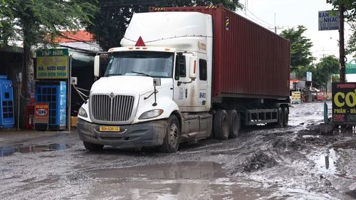 Hằng ngày, tuyến đường vẫn phải oằn mình chịu nhiều xe tải trọng lưu thông.