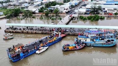 Lễ hội Nghinh Ông Nam Hải được tổ chức tại cảng cá Bình Thắng (xã Bình Đại, tỉnh Vĩnh Long).