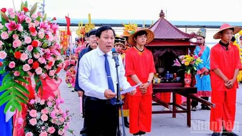 Chủ tịch Ủy ban nhân dân xã Bình Đại Huỳnh Văn Mai phát biểu tại Lễ hội Nghinh Ông Nam Hải.