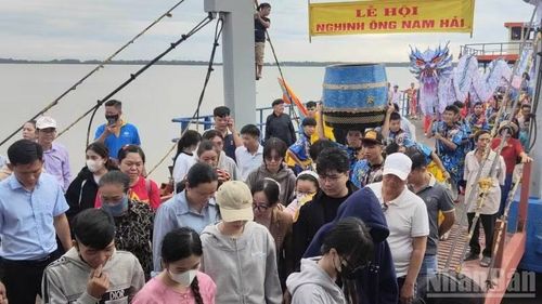 Đông đảo người dân tham gia Lễ hội Nghinh Ông Nam Hải.