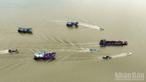 Ngư dân xã biển Bình Đại (tỉnh Vĩnh Long) tổ chức Lễ hội Nghinh Ông Nam Hải.