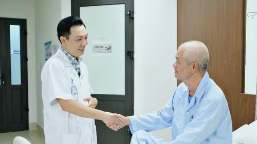 Bác sĩ thăm khám và chúc mừng người bệnh.
