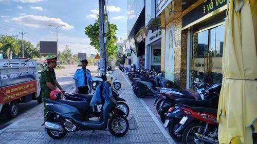 Công an xử lý lấn chiếm lòng đường vỉa hè.