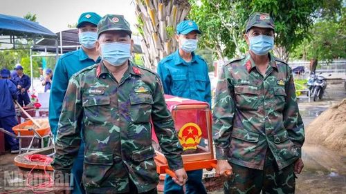 Đội lấy mẫu đưa hài cốt để phục vụ giám định ADN.