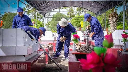 Đội lấy mẫu tiến hành thực hiện nhiệm vụ tại nghĩa trang liệt sĩ tỉnh An Giang từ rất sớm.