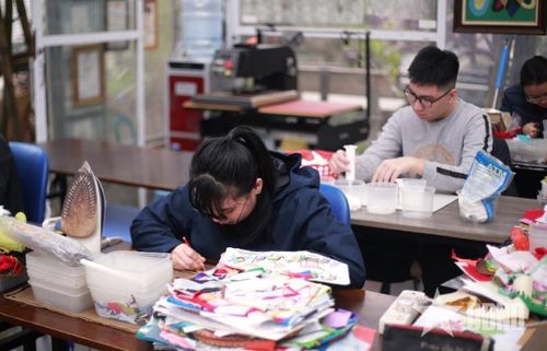 Người khuyết tật tại VỤN Art tạo ra những sản phẩm thủ công từ lụa vụn. Ảnh do đơn vị cung cấp