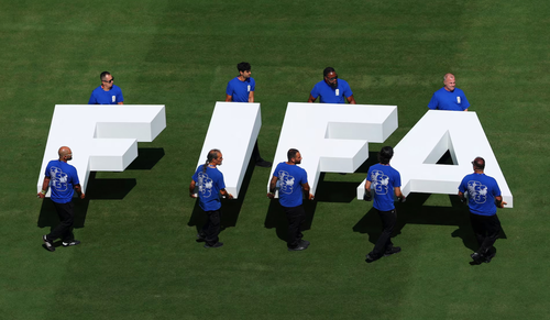  Các nhân viên chuyển logo của FIFA trước trận chung kết World Cup 2026 giữa Tây Ban Nha và Argentina. Ảnh: Reuters 