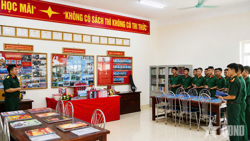 Thượng úy Nguyễn Mạnh Quang, Chính trị viên phó Đại đội 8, Tiểu đoàn 8 thực hành thi nội dung giới thiệu các mảng ảnh về Phòng Hồ Chí Minh.