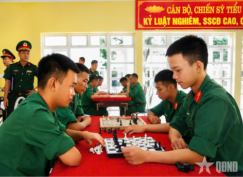  Chiến sĩ Đại đội 3, Tiểu đoàn 7 tích cực tham gia các hoạt động vui chơi tại Phòng Hồ Chí Minh. 