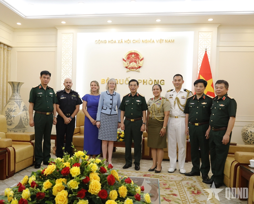 Đại tướng Phan Văn Giang, Đại sứ Gillian Bird và các đại biểu tại cuộc tiếp. 