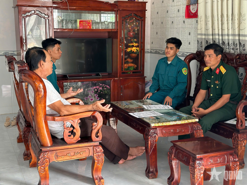 Ban CHQS xã Hưng Mỹ (tỉnh Cà Mau) đến các hộ gia đình phát "Phiếu phát hiện thông tin về liệt sĩ, mộ liệt sĩ".