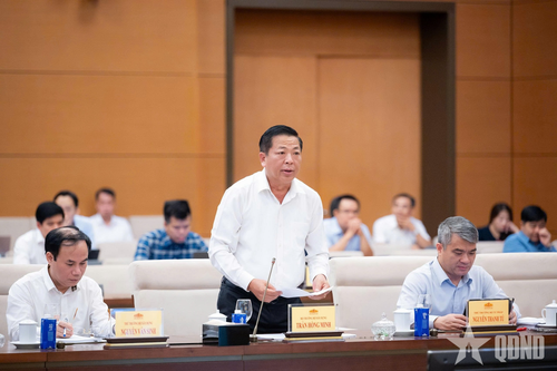 Bộ trưởng Bộ Xây dựng Trần Hồng Minh báo cáo tại phiên họp.