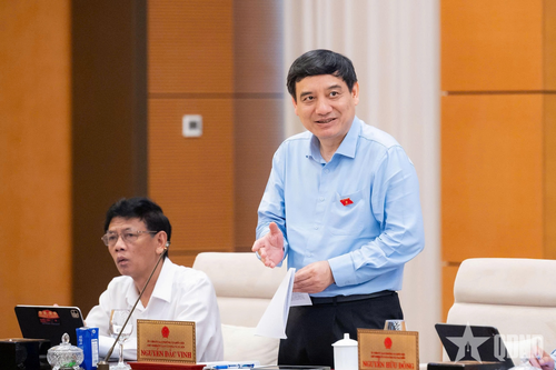  Chủ nhiệm Ủy ban Văn hóa và Xã hội của Quốc hội Nguyễn Đắc Vinh phát biểu thảo luận.