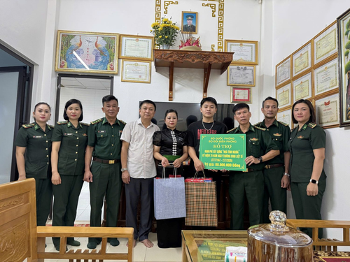  Ban Chỉ huy Bộ đội Biên phòng tỉnh Sơn La trao kinh phí sửa chữa nhà cho mẹ con chị Tòng Thị Khong.