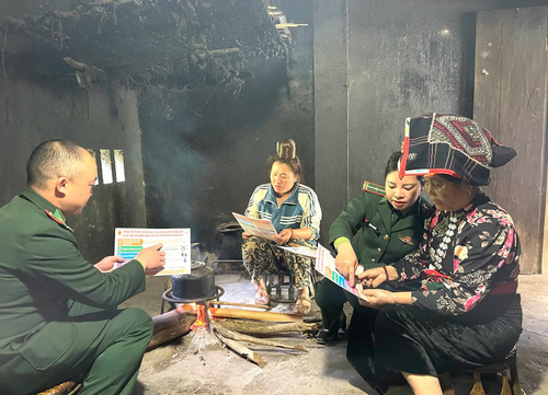 Thiếu tá QNCN Tòng Thị Khong tuyên truyền, vận động người dân trên địa bàn chấp hành chủ trương, chính sách của Đảng, pháp luật của Nhà nước. 