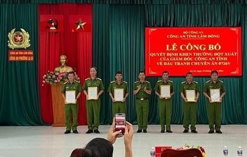 Đại tá Đậu Xuân Bảo - Phó Giám đốc Công an tỉnh Lâm Đồng trao quyết định khen thưởng cho 6 đơn vị.