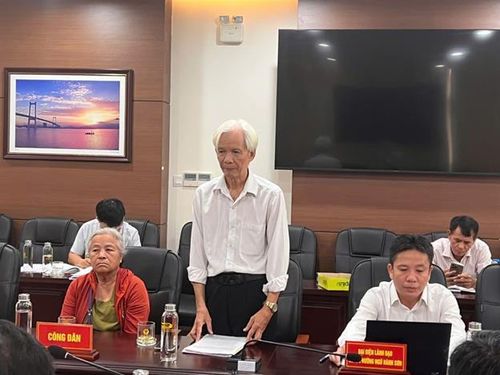 Người dân trình bày kiến nghị.