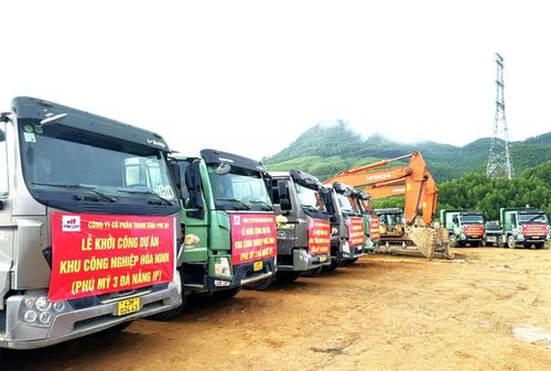 Nhiều máy móc, thiết bị và phương tiện vận tải tham gia thi công tại Lễ khởi công.