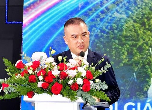 Đại diện Chủ đầu tư báo cáo về Dự án KCN Hòa Ninh.
