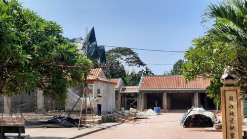 Đơn vị thi công đang trùng tu các hạng mục đình làng Túy Loan bị xuống cấp, hư hỏng.