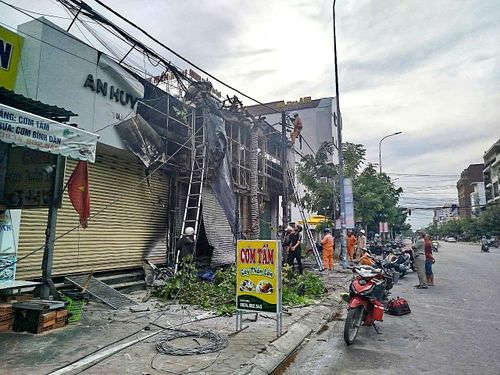  Lực lượng chức năng đang khắc phục hậu quả 