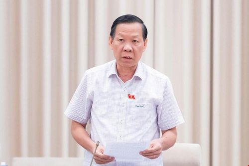  Chủ nhiệm Ủy ban Kinh tế và Tài chính Phan Văn Mãi báo cáo tại phiên họp. Ảnh: CẨM HÀ 