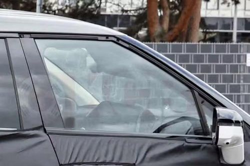 Không chỉ thay đổi ngoại thất, Sportage thế hệ mới cũng được kỳ vọng nâng cấp đáng kể bên trong khoang lái với sự xuất hiện của Pleos Connect – nền tảng thông tin giải trí thế hệ mới của Kia. Hệ thống này hứa hẹn cải thiện trải nghiệm kết nối, khả năng cập nhật phần mềm từ xa và mở rộng các tính năng thông minh dành cho người dùng.