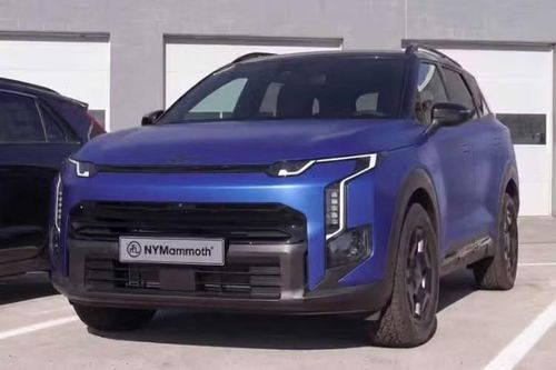 Sau khi những hình ảnh đầu tiên của mẫu xe SUV Kia Sportage thế hệ thứ 6 (mã NQ6) bị rò rỉ trên mạng, hé lộ thiết kế cụm đèn pha không còn lớp ngụy trang, trang NYMammoth đã nhanh chóng dựng bản phác họa hoàn chỉnh, mang đến cái nhìn rõ nét hơn về mẫu SUV bán chạy nhất của Kia.