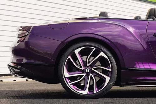 Nhân dịp kỷ niệm này, Bentley rất muốn nhấn mạnh vai trò của lực lượng lao động và các kỹ năng truyền thống tại Crewe. Công ty lưu ý rằng kể từ khi chiếc Bentley đầu tiên rời dây chuyền sản xuất Pyms Lane vào năm 1946, nhiều thế hệ nhân viên đã tham gia vào việc chế tạo ôtô của hãng, kết hợp các kỹ thuật lâu đời với các phương pháp kỹ thuật và sản xuất hiện đại hơn.