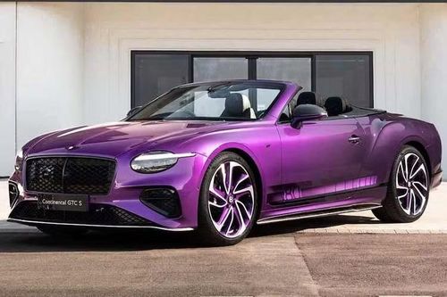 Một chiếc Bentley Continental GTC độc nhất vô nhị với lớp sơn Supernova Purple Ombre mới đã được ra mắt tại Crewe nhân dịp Bentley kỷ niệm 80 năm sản xuất ôtô tại nhà máy Pyms Lan. Chiếc xe đã trở thành tâm điểm của sự kiện kỷ niệm vào ngày 28/7/2026, với sự tham dự của hơn 100 khách hàng.