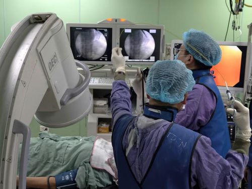 Nội soi ống mềm lấy mẫu sinh thiết khối u - Ảnh BVCC