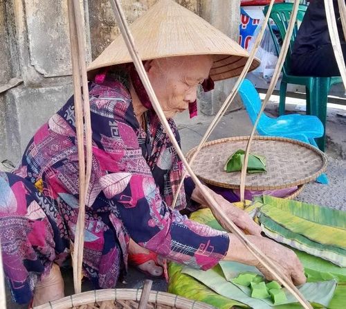 Mệ Gái cùng gánh bánh đúc mật gần 60 năm.