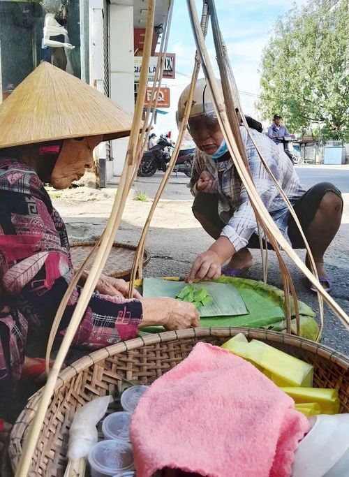 Nhiều người dân Huế quen ăn bánh đúc mật của mệ Gái.