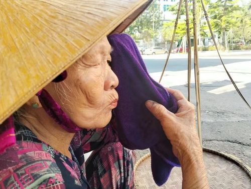 Ở tuổi "bát tuần", gánh bánh đúc mật của mệ Gái sẽ không còn thời gian lâu tồn tại.