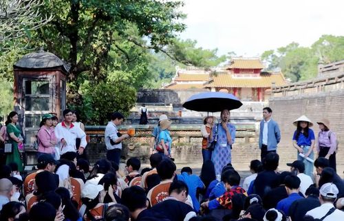 Các học sinh THPT tiếp cận văn hóa Huế qua các giờ tham quan di tích.