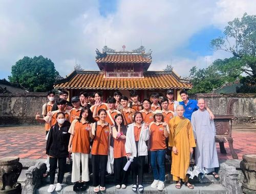 Học sinh TP Huế tham quan các di tích văn hóa lịch sử.
