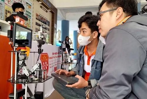 Học sinh Trường THPT Nguyễn Huệ (phường Thuận Hóa, TP Huế) tham khảo các mô hình ứng dụng khoa học của Khoa Kỹ thuật và Công nghệ - Đại học Huế.