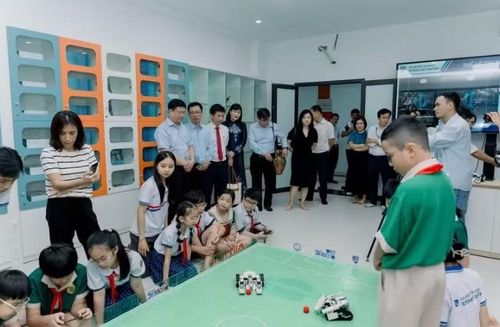 Học sinh tiểu học tiếp xúc với mô hình STEAM hiện đại tại Trường Đại học Khoa học, Đại học Huế.