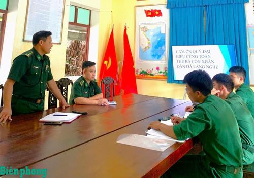 Tổ cán bộ giảng dạy chính trị Đồn Biên phòng Mỹ Lý tổ chức thông qua Đề cương tuyên truyền, phổ biến, giáo dục pháp luật cho nhân dân khu vực biên giới của các học viên đào tạo đại học của Học viện Biên phòng thực tập tại đơn vị. Ảnh: Bùi Hồng Mạnh