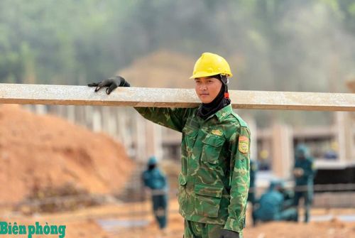 Sau “Chiến dịch Quang Trung”, Hạ sĩ Mai Anh Tuấn tiếp tục tham gia xây dựng trường bán trú liên cấp trên địa bàn biên giới. Ảnh: Văn Trọng
