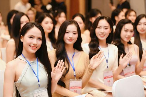Phạm Thị Hậu (SN 2005, váy xanh) cho biết cô và một người bạn đã rủ nhau cùng đăng ký dự thi sau nhiều năm ấp ủ ước mơ. Người đẹp cũng thức gần như trắng đêm, dậy từ 3h sáng để trang điểm và có mặt tại địa điểm sơ khảo từ 6h30, là một trong những thí sinh đến sớm nhất.