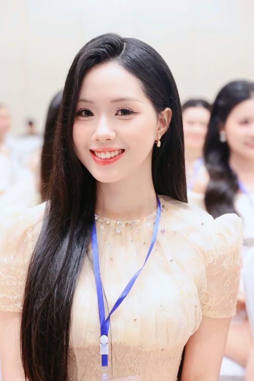 Vũ Thị Khánh Vi (SN 2004), cựu sinh viên Đại học Ngoại thương, từng đoạt danh hiệu Người đẹp Toàn năng tại cuộc thi Duyên dáng Ngoại thương. Sau khi hoàn thành việc học, cô quyết định đăng ký Hoa hậu Việt Nam như một dấu mốc để bước ra khỏi vùng an toàn của bản thân.