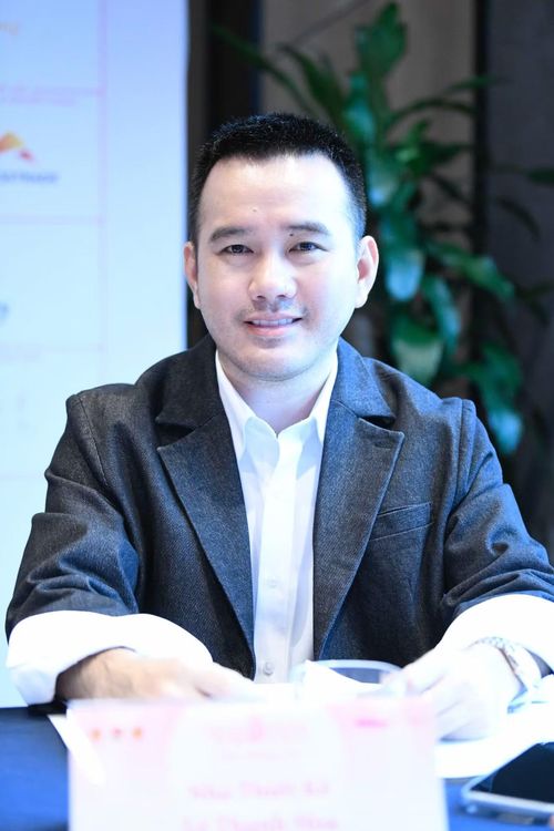 Nhà thiết kế Lê Thanh Hòa có kinh nghiệm bốn lần làm giám khảo Hoa hậu Việt Nam. Anh hiểu những tiêu chí của cuộc thi và có nhiều lời khuyên quan trọng cho thí sinh về kỹ năng trình diễn, lựa chọn trang phục, hoàn thiện vẻ bề ngoài.