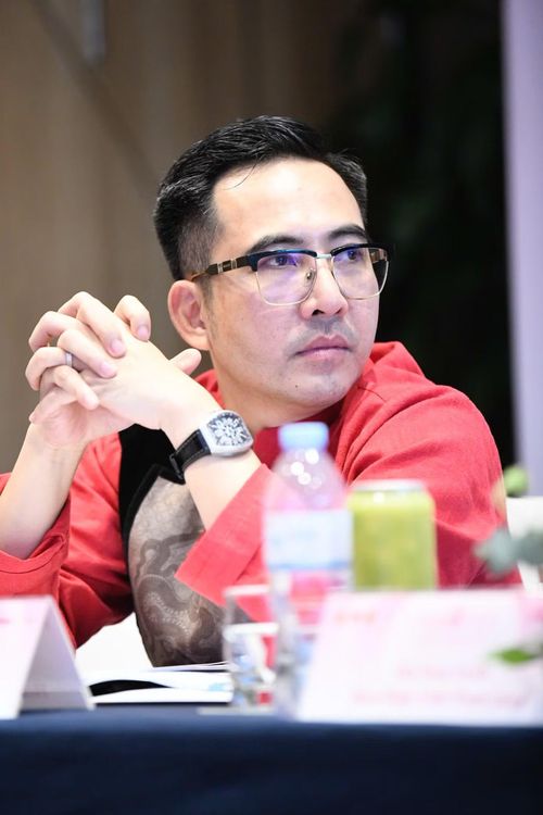 Đạo diễn Hoàng Công Cường quan sát thí sinh ở phòng phỏng vấn kín. Theo anh, một hoa hậu cần hội tụ nhiều giá trị hơn vẻ đẹp ngoại hình. Đó phải là người có khả năng trở thành đại sứ văn hóa, mang trong mình khát vọng cống hiến, bản lĩnh, trí tuệ và lòng tự hào dân tộc. Đạo diễn Hoàng Công Cường cho rằng định hướng này cũng phù hợp với mục tiêu xây dựng thế hệ thanh niên Việt Nam phát triển toàn diện, tự tin hội nhập nhưng vẫn gìn giữ bản sắc văn hóa dân tộc.