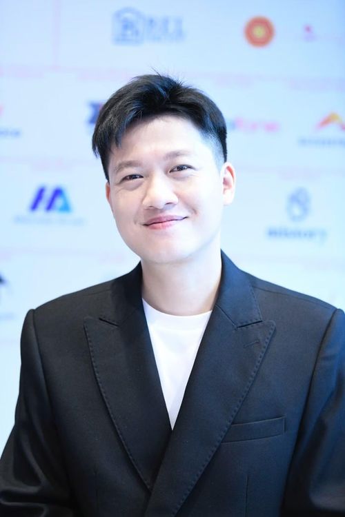 MC Trần Ngọc mang đến sức trẻ, sự gần gũi với thí sinh thế hệ gen Z. "Tôi thích những thí sinh hiểu rằng họ sẽ trở thành ngôi sao, nhưng không coi đó là phần thưởng hay đặc quyền, mà là sự may mắn và sự tin tưởng công chúng trao để mình tận tụy với vai trò ấy", anh bày tỏ.